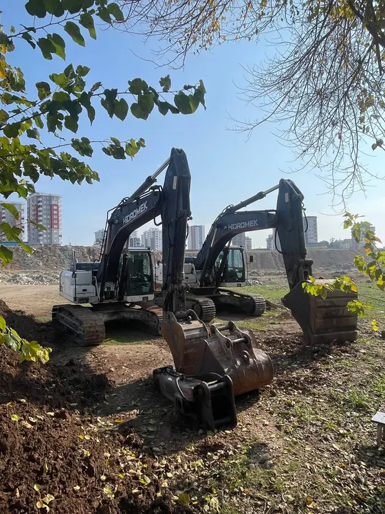 İki ekskavatör ile eş zamanlı kazı - CMS Hafriyat