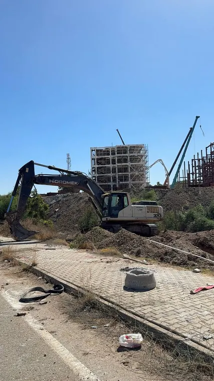Kaldırım boyunca altyapı kazısı - CMS Hafriyat